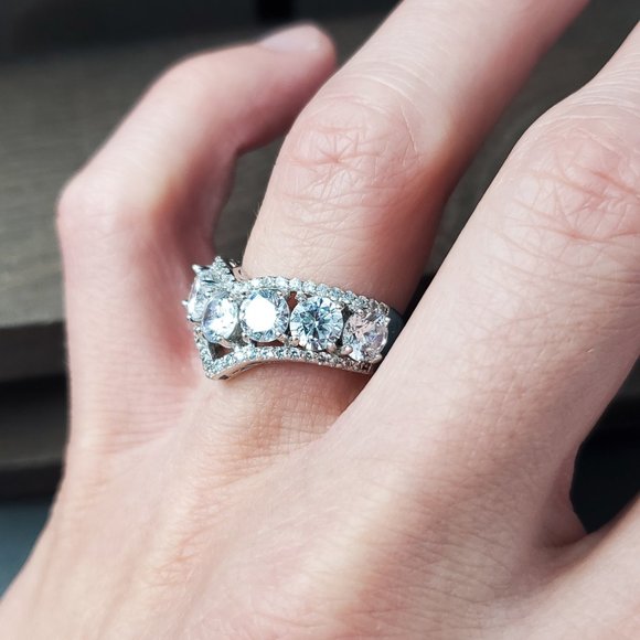 Size 7 Sterling Silver Stunning Cubic Zirconia V Ring - Picture 3 of 8